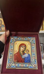 Рукописная икона из финифти Казанская с гранатами и окладом горячая эмаль (Размер 16х19 см)